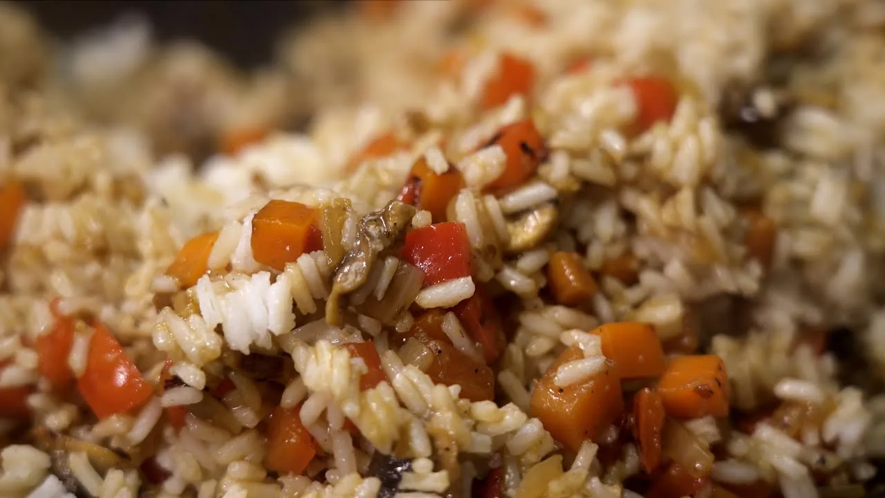 Descubre el delicioso sabor de la gastronomía china: receta de arroz frito con verduras