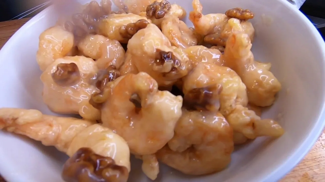Descubre el delicioso sabor de la gastronomía china con nuestra receta de camarones salteados con nueces