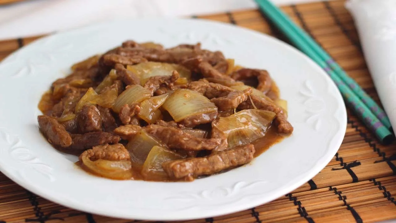 Descubre la deliciosa gastronomía china: Receta de Ternera con cebolla caramelizada